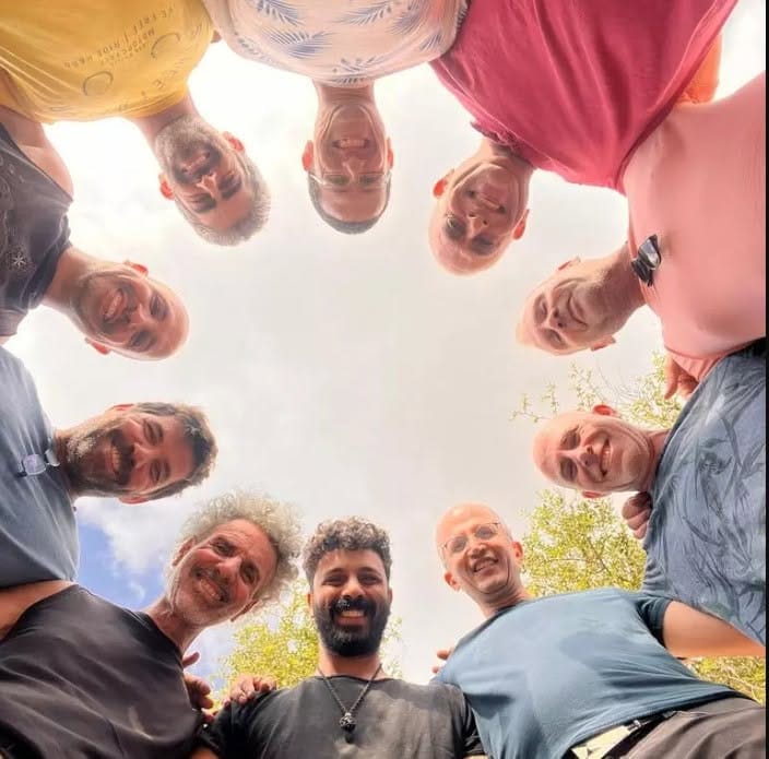 מעגל גברים מסתכלים אל המצלמה